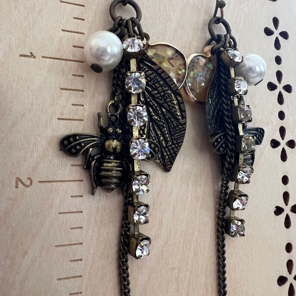 ❤️ Vintage 80s Bee Pearl Dangle Earrings Goldtone Bohemian - Picture 7 of 7